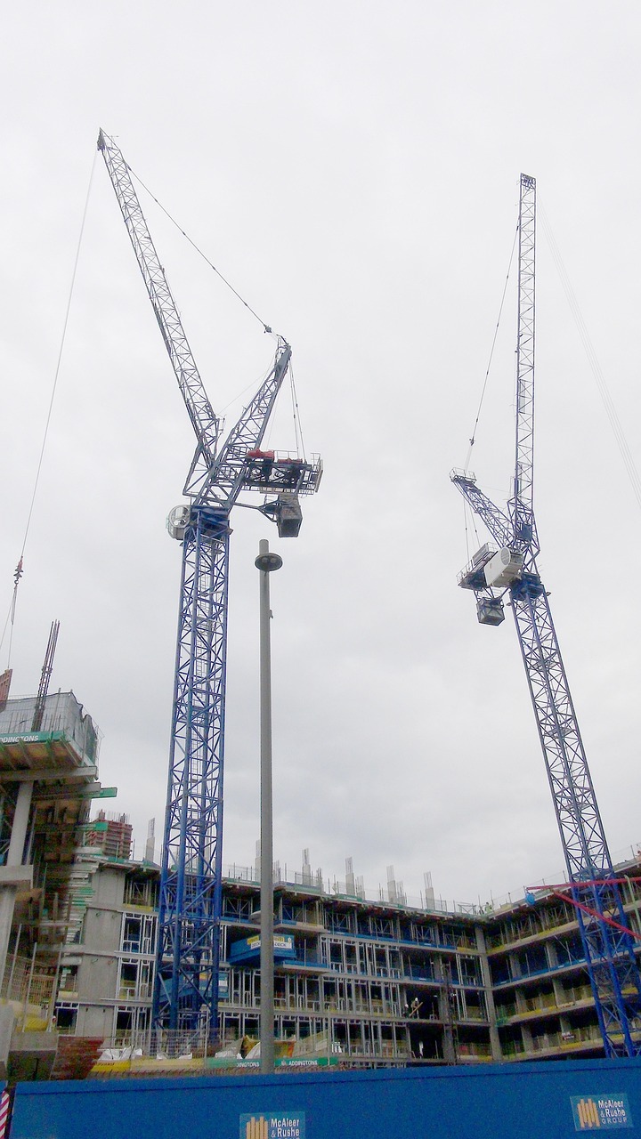 广东省的现代化建设与大型机械设备，探索广东省的1200吨级吊车